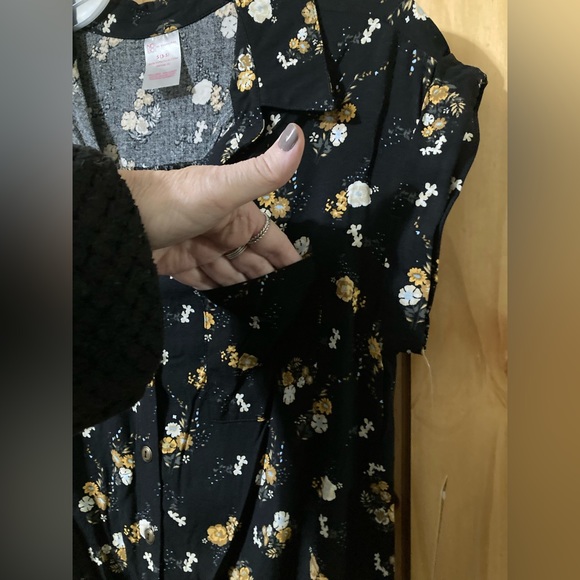 NWT - No Boundaries juniors size S (3-5) button-down, tie-front blouse - Picture 5 of 7